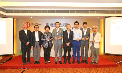 HKHS Chairman Walter Chan with guest speakers and the moderator of Q&A Session on stage. (From the left) HKHS Vice-Chairman Ling Kar-kan, HKHS CEO Wong Kit-loong, Executive Director of Roseville Senior Living Management Limited Maria Lee, Chairman of the 